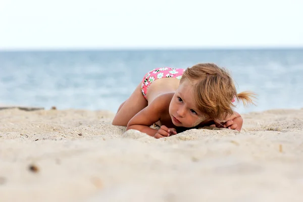Little girl on the shore of the sea — Stock Photo, Image