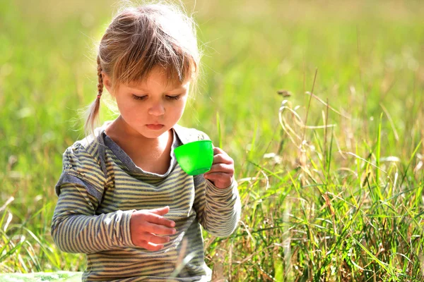 Vacker liten flicka på naturen — Stockfoto