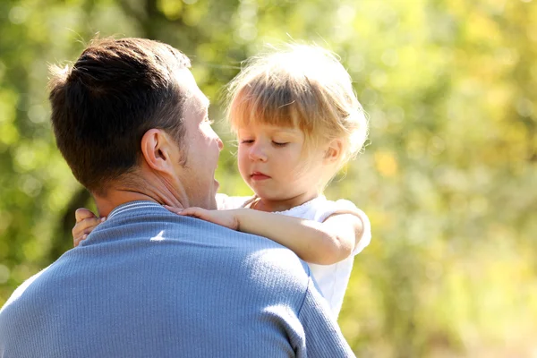 Hermosa niña con padre en la naturaleza — Foto de Stock