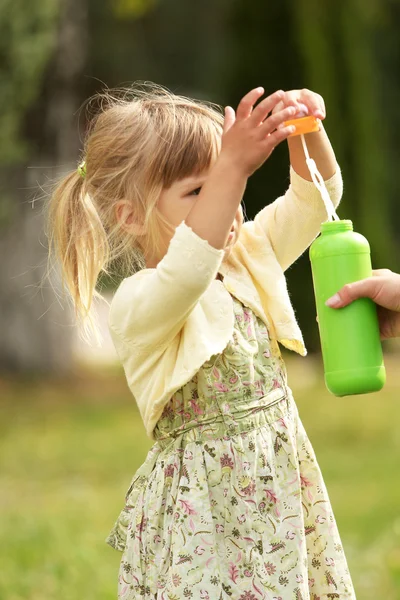 Kleines Mädchen mit Seifenblasen — Stockfoto