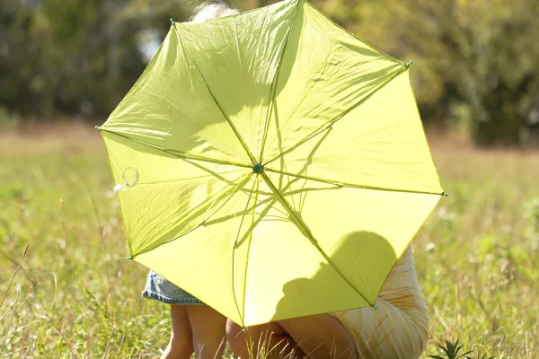 Güzel küçük bir kız açık havada şemsiye ile — Stok fotoğraf