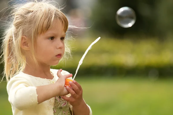 Meisje met zeepbellen — Stockfoto