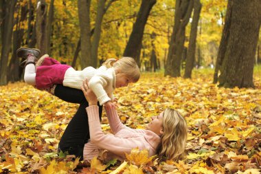 genç anne ve küçük kızı niteliğine