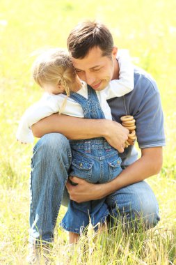 güzel küçük bir kız babası doğa ile