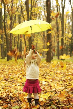 güzel küçük bir kız açık havada şemsiye ile