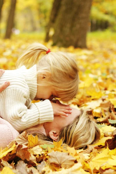 Ung mamma och hennes lilla dotter på natur — Stockfoto