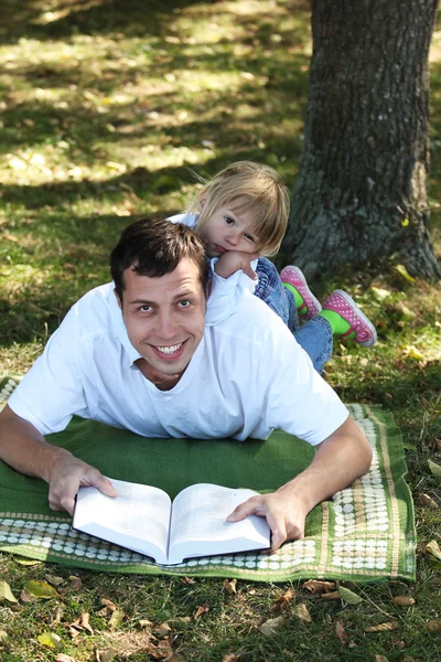 Papá y su hija leyendo la Biblia — Foto de Stock