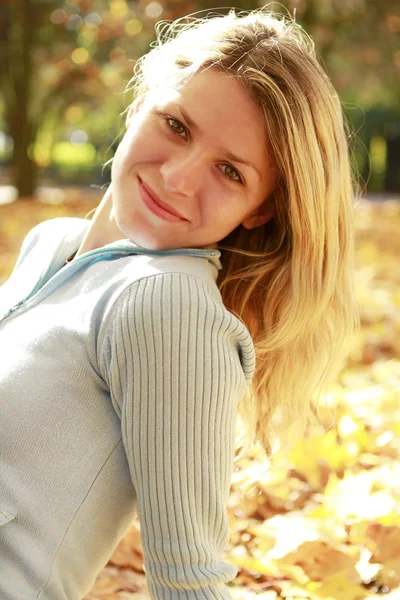 Young girl on nature — Stock Photo, Image