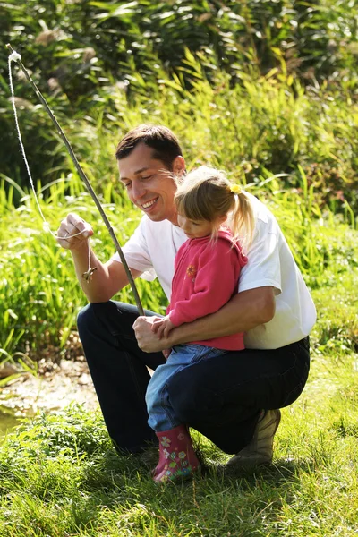 Schönes kleines Mädchen mit ihrem Vater in der Natur an einem See — Stockfoto