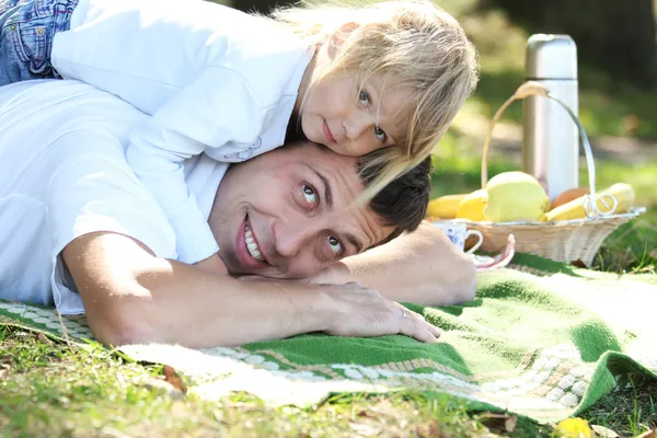 Vacker liten flicka med far på naturen — Stockfoto