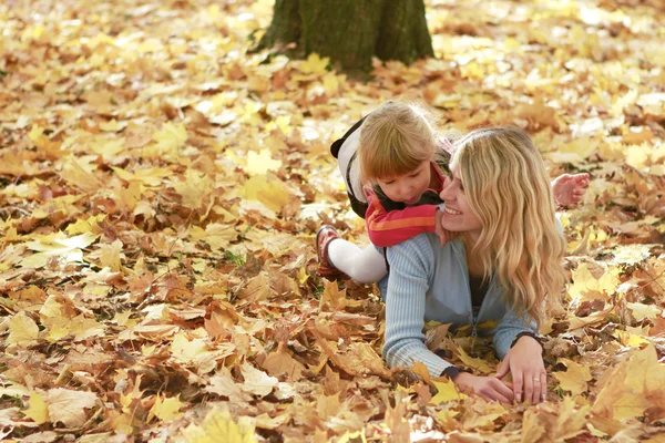 Young mother and her little daughter on the nature — Stock Photo, Image