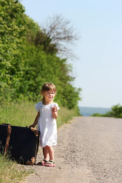 En vacker liten flicka på natur — Stockfoto