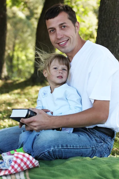 Papá y su hija leyendo la Biblia — Foto de Stock