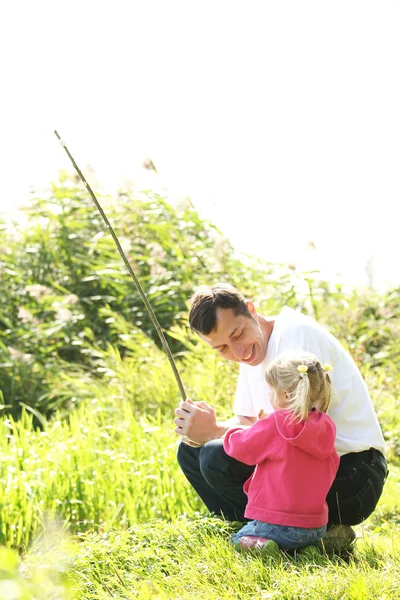Schönes kleines Mädchen mit ihrem Vater in der Natur an einem See — Stockfoto