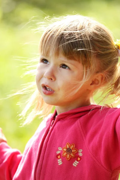 Schönes kleines Mädchen in Gummistiefeln draußen an einem See — Stockfoto