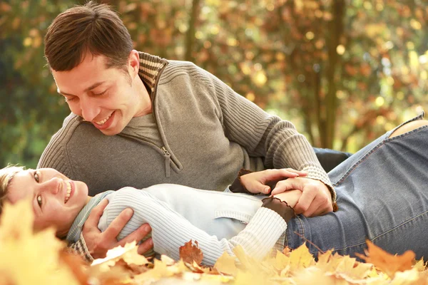 Een jong koppel in liefde buitenshuis — Stockfoto