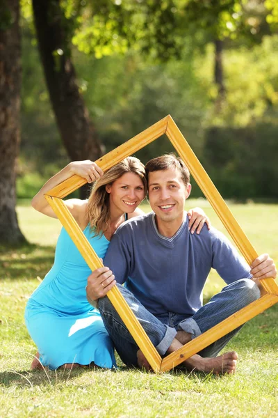 Doğa bir çerçeve içinde aşık Çift — Stok fotoğraf