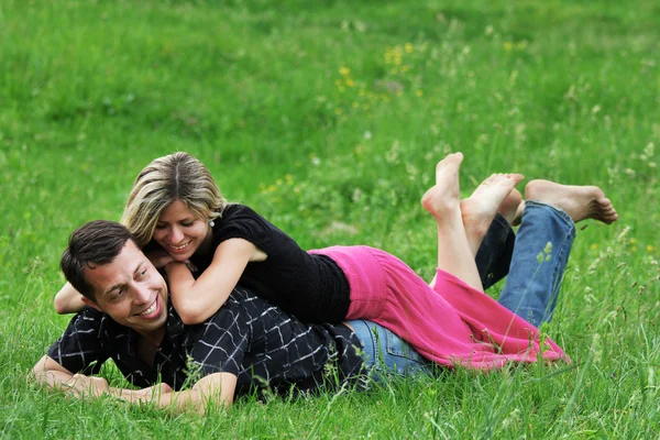 Un jeune couple amoureux en plein air — Photo