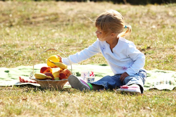 Una bella bambina sulla natura — Foto Stock