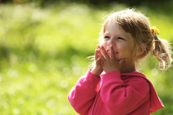 Vacker liten flicka utomhus nära en sjö i gummistövlar — Stockfoto