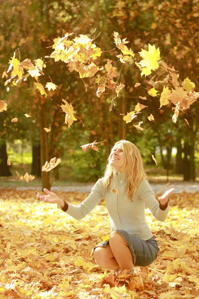 Young girl on nature — Stock Photo, Image