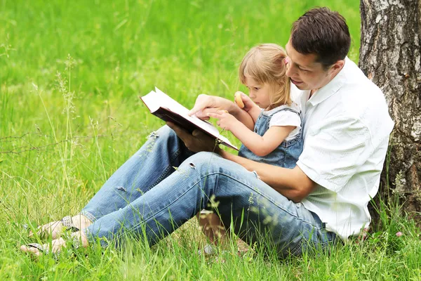 Vader en dochter lezen van de Bijbel — Stockfoto