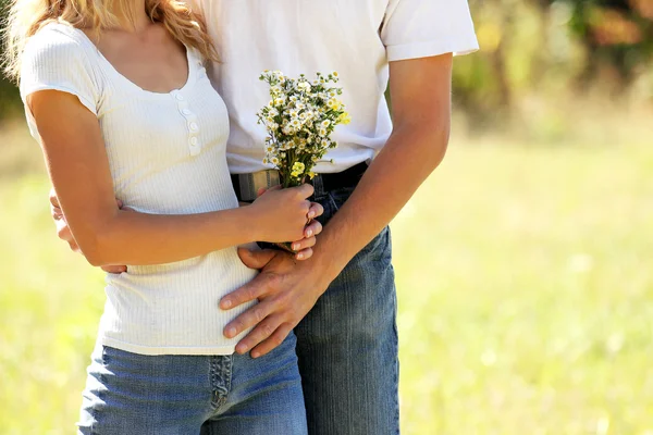 Par i kärlek med blommor i naturen — Stockfoto