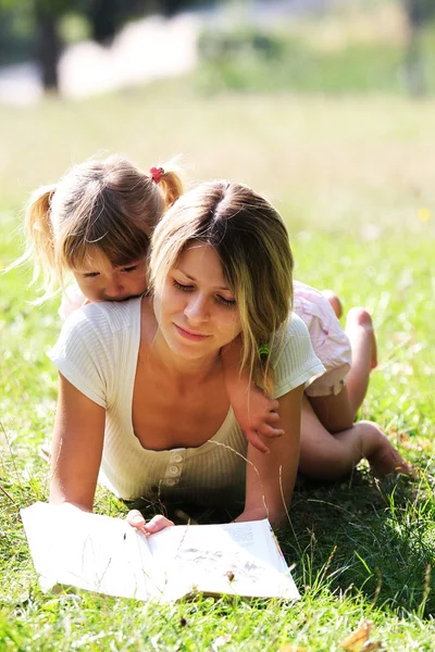 Мати і дочка на траві — стокове фото