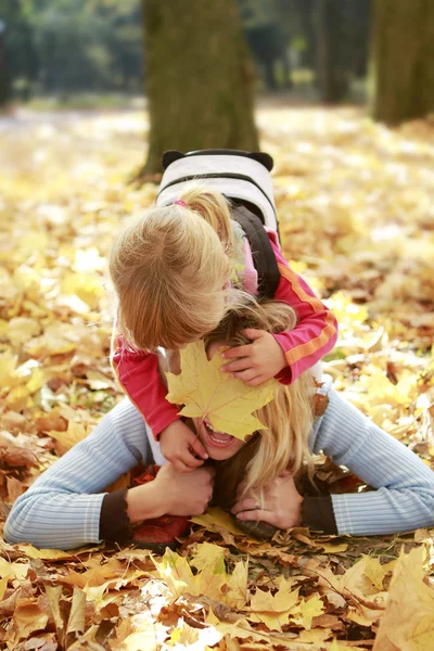 Ung mamma och hennes lilla dotter på natur — Stockfoto