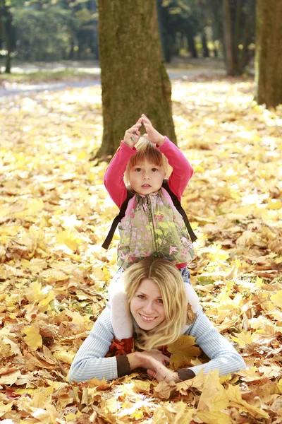 Jovem mãe e sua filhinha na natureza — Fotografia de Stock