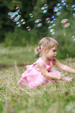 sabun köpüğü ile küçük kız