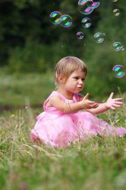 sabun köpüğü ile küçük kız