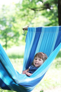 küçük kız bir hamak
