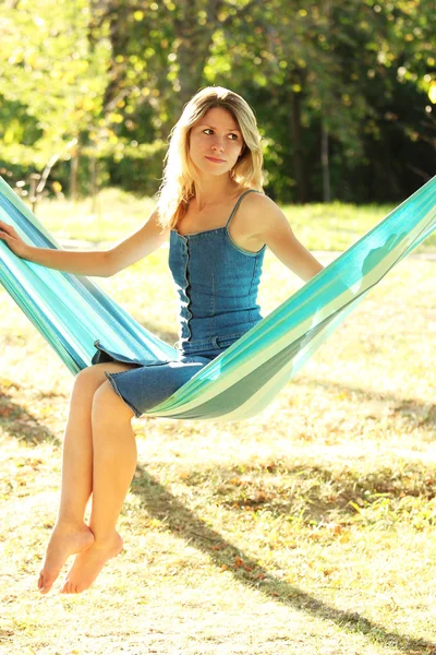 Jonge vrouw op een hangmat — Stockfoto
