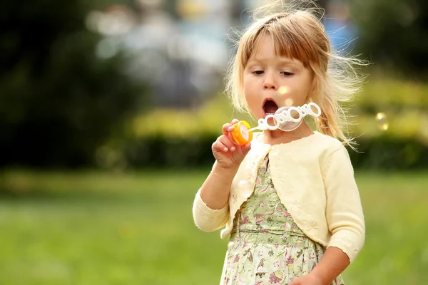 Bambina con bolle di sapone — Foto Stock