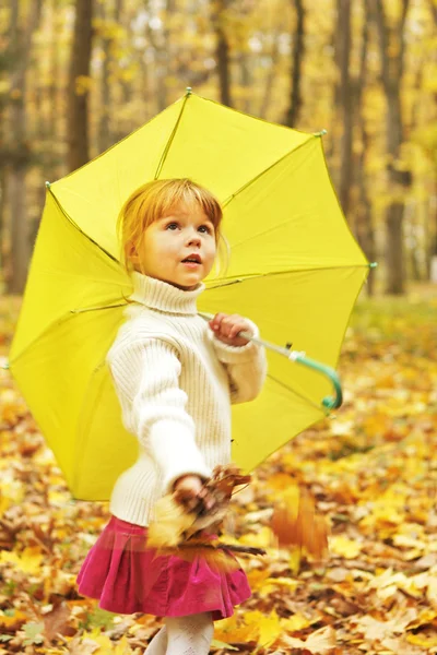 Vacker liten flicka i skogen höst med paraply — Stockfoto