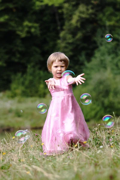 Petite fille avec bulles de savon — Photo