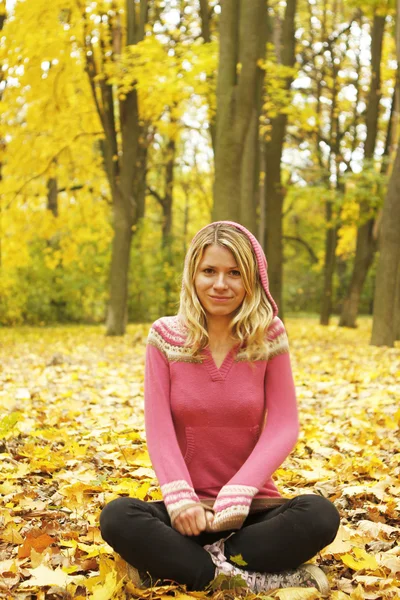 Young girl in the autumn forest — Stock Photo, Image