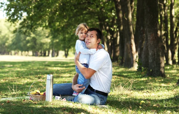 Padre con su hija en el picnic —  Fotos de Stock