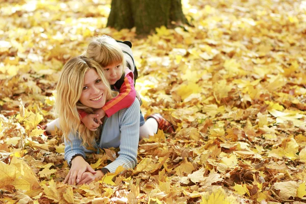 Az anyja az őszi erdő gyönyörű kislány játszani — Stock Fotó