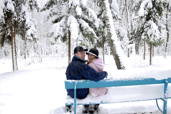 Pareja en el parque de invierno — Foto de Stock