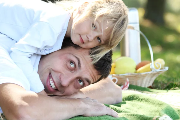 Padre joven con su hija en el picnic —  Fotos de Stock