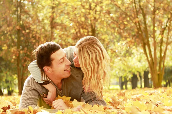 Jeune couple dans le parc d'automne — Photo