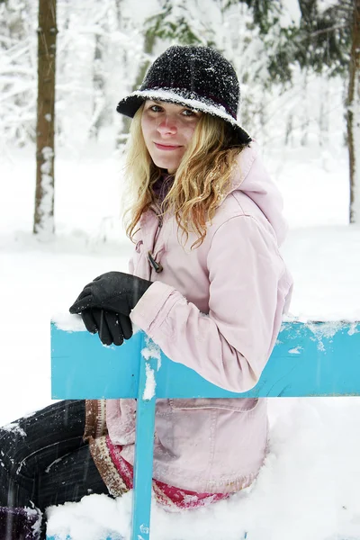 Meisje in het park in de winter — Stockfoto
