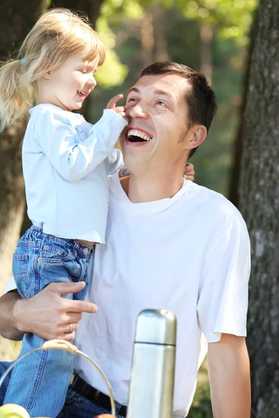 Padre jugar con su hija en el picnic — Foto de Stock