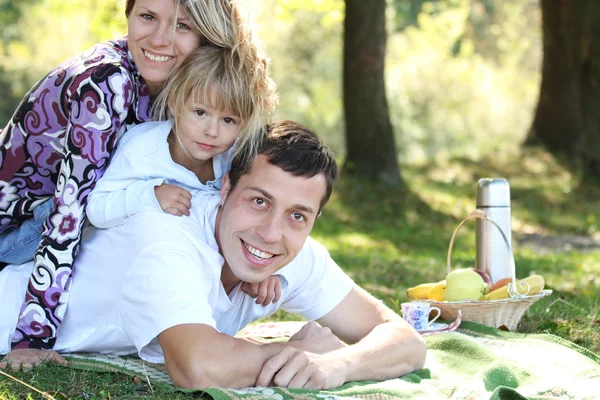 带着女儿去野餐的年轻家庭 — 图库照片