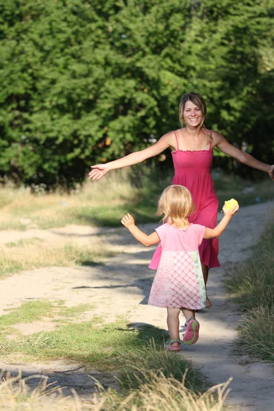 Ung mamma och hennes lilla dotter på natur — Stockfoto