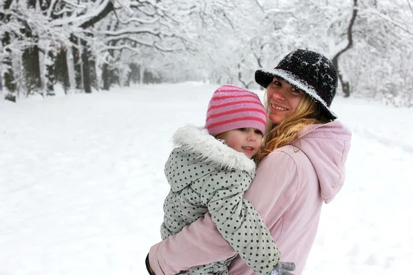 Anya és lánya, télen — Stock Fotó