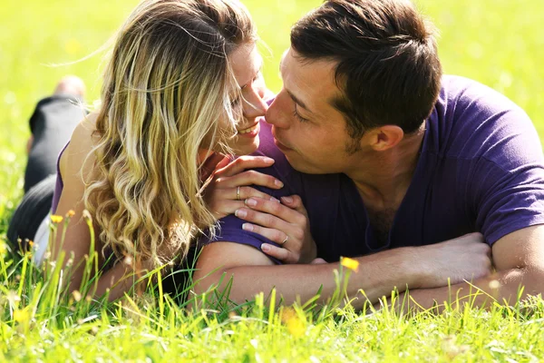 Casal apaixonado ao ar livre — Fotografia de Stock