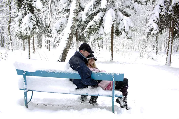 Pár a téli parkban — Stock Fotó